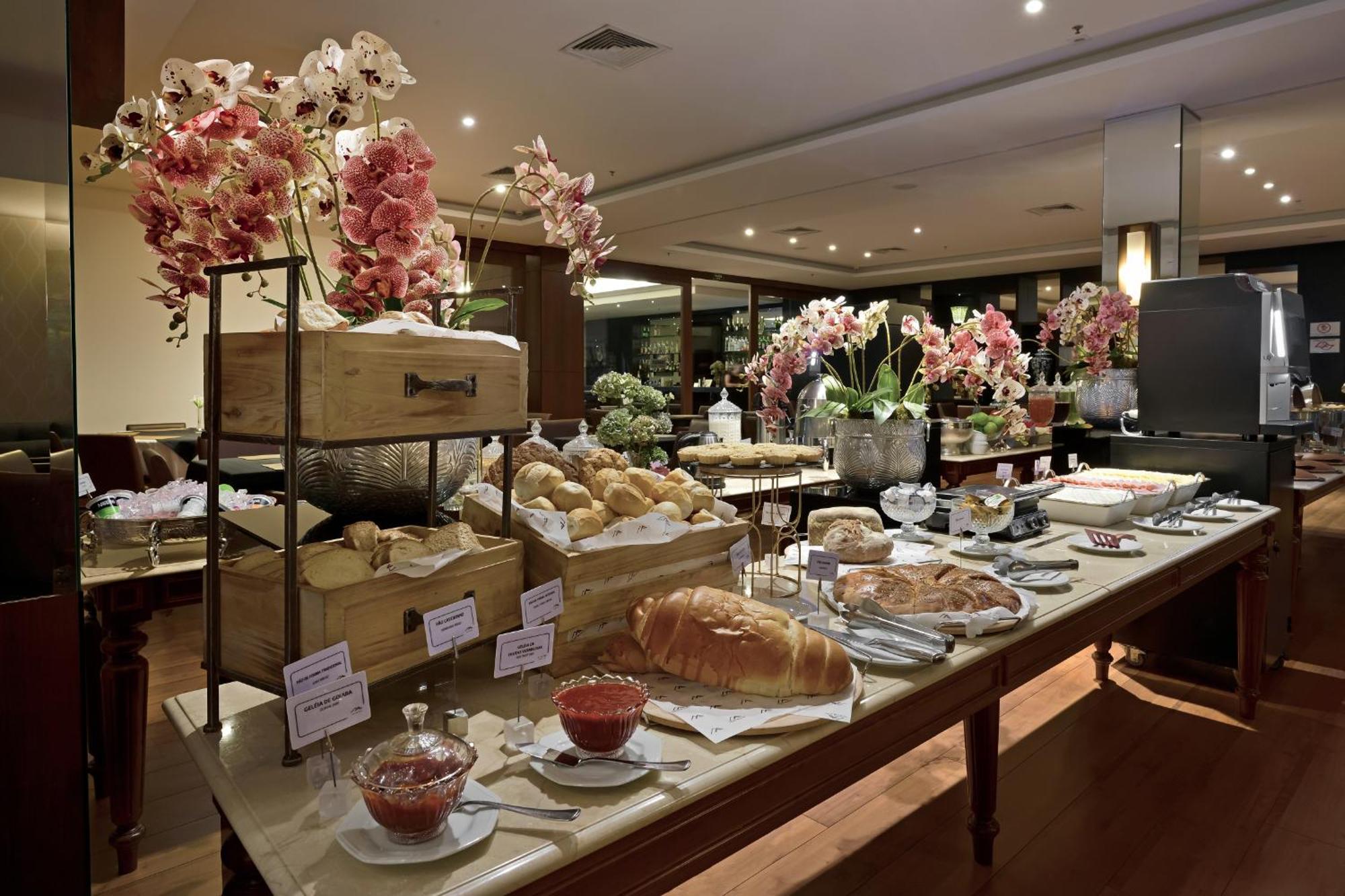 Hotel Mont Blanc Premium Ribeirao Preto Exterior photo A buffet at a hotel
