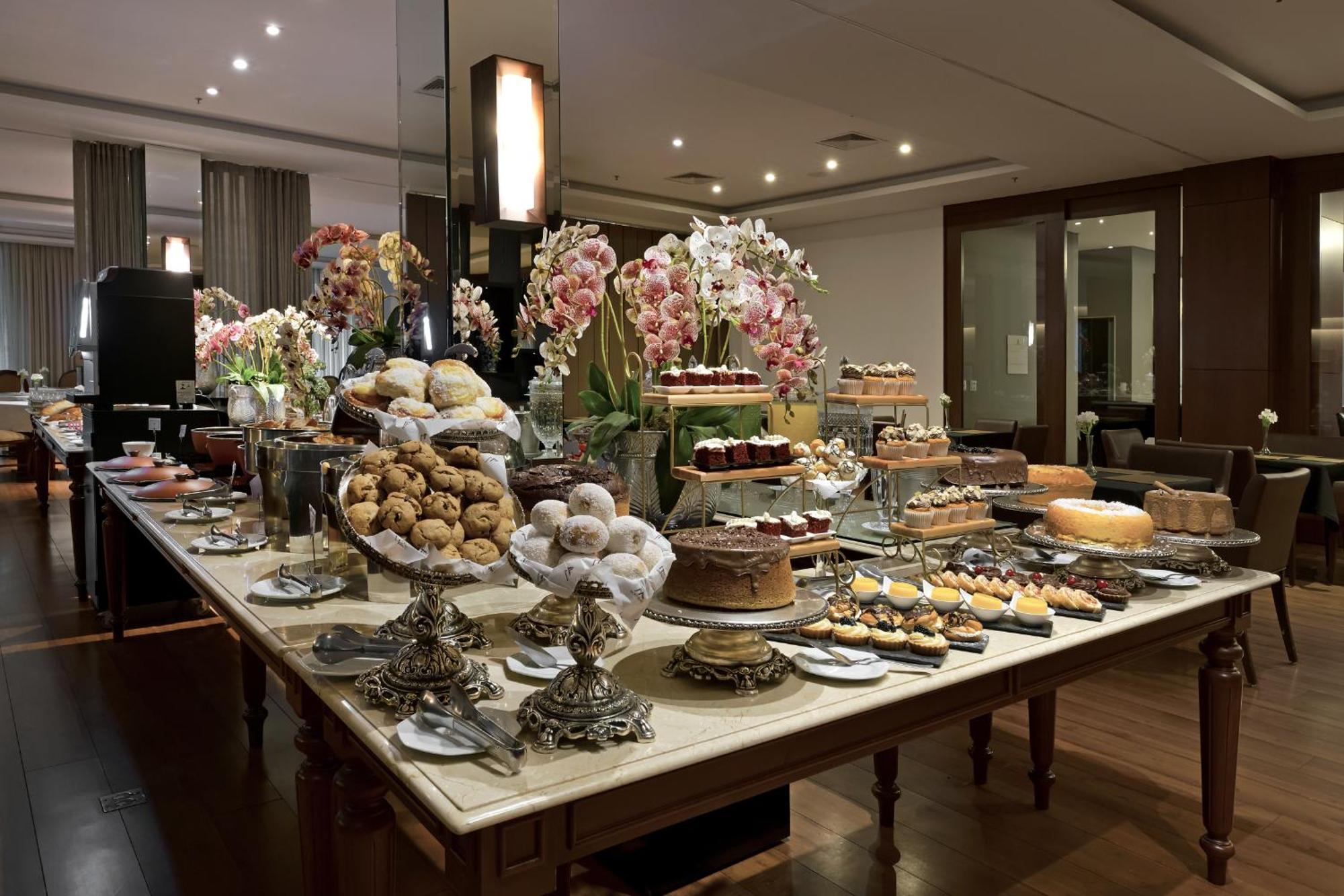 Hotel Mont Blanc Premium Ribeirao Preto Exterior photo A dessert table at a wedding reception