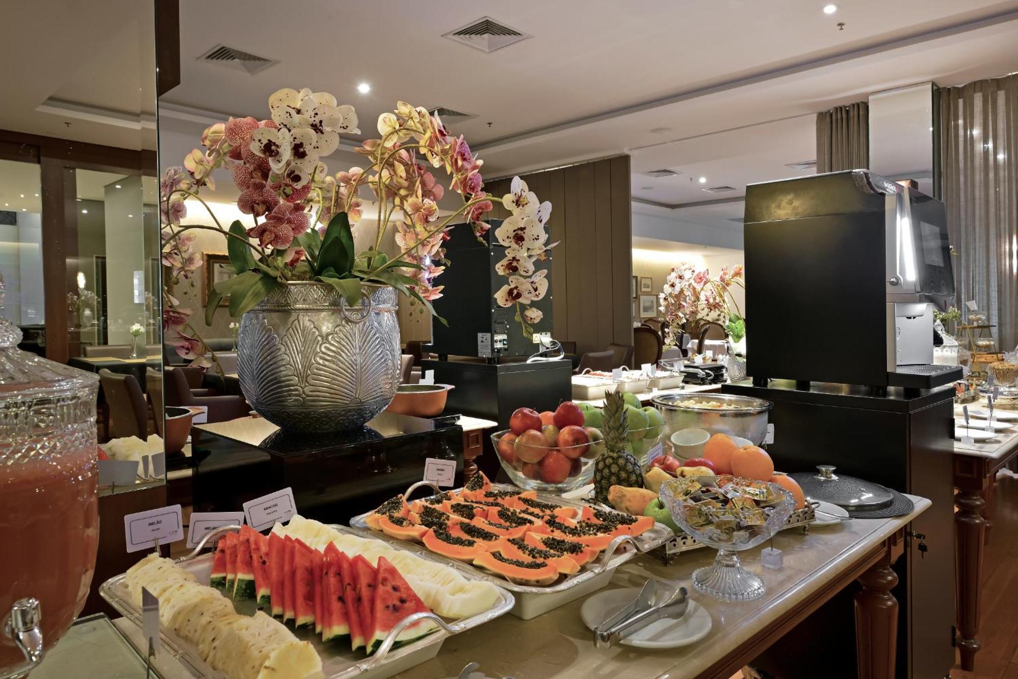 Hotel Mont Blanc Premium Ribeirao Preto Exterior photo A fruit salad buffet