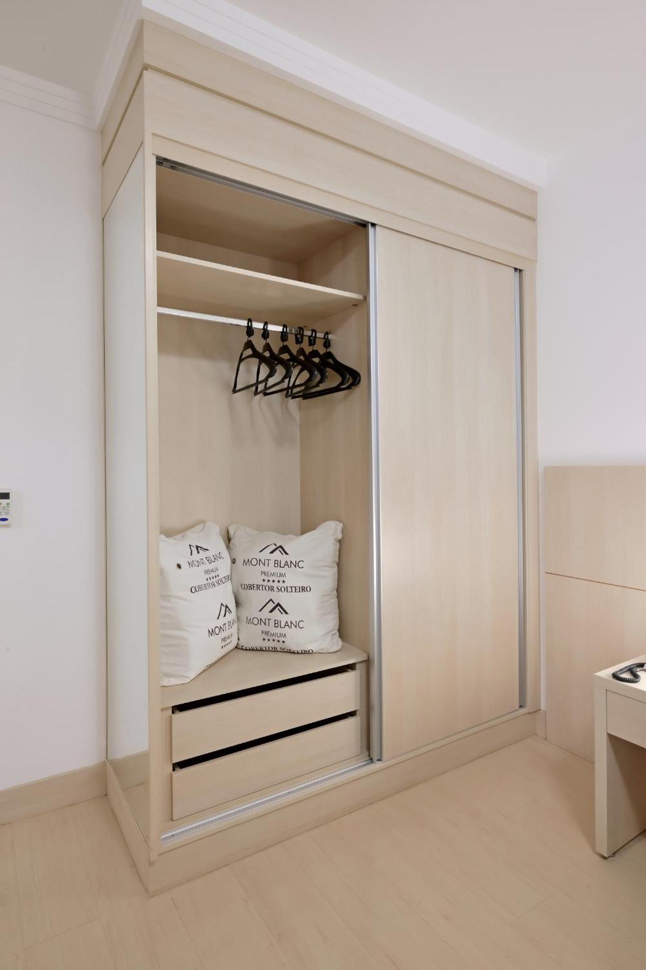 Hotel Mont Blanc Premium Ribeirao Preto Room photo A sliding wardrobe